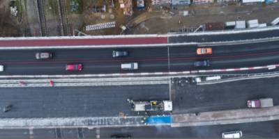 Во Всеволожске на новом путепроводе появился контрастирующий с асфальтом тротуар - neva.today - Санкт-Петербург - Всеволожск