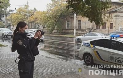 В Одессе иностранец на остановке изрезал девушку и мужчину - korrespondent.net - Украина - Одесса - Одесская обл. - Нападение