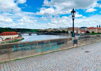Полиция предъявила обвинения вандалам, разрисовавшим Карлов мост - vinegret.cz - Чехия - Прага