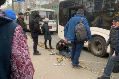 Мужчина выпал из автобуса и разбил лицо в Новосибирске - novos.mk.ru - Новосибирск