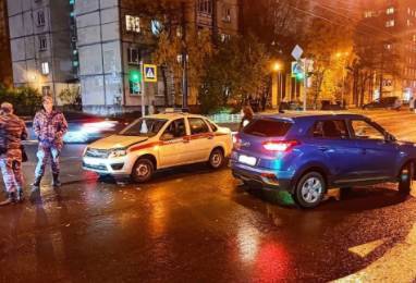 Женщина за рулем и автомобиль Росгвардии встретились на Есенина - neva.today - Ленинградская обл. - Санкт-Петербург - р-н Выборгский