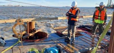 Рабочий упал в воду и утонул при строительстве ледозащиты причала в Обской губе - znak.com - Россия - район Тазовский