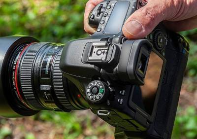 Мужчина украл из машины рязанки сотовый телефон и фотоаппарат - ya62.ru - Рязанская обл.