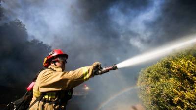 Михаил Горбачев - Елизавета II - Рональд Рейган - Калифорнийские пожарные пытаются защитить от огня ранчо Рейгана - golos-ameriki.ru - США - Англия - шт. Калифорния