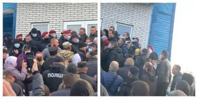 "Опомнитесь, люди!": верующие устроили драку под храмом на Покрову, видео - politeka.net - Украина - Винницкая обл.
