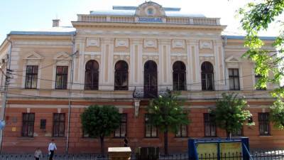 Владимир Зеленский - В Черновцах нечистотами облили здание Украинского народного дома (фото) - sharij.net - Россия - Украина - Черновцы