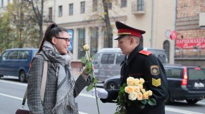 В День матери милиционеры порадовали дам необычным флешмобом - belta.by - Белоруссия - Минск