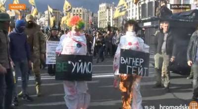 Владимир Зеленский - В Киеве сожгли два чучела Зеленского — отметили День защитников Украины - eadaily.com - Россия - Украина - Киев - Минск