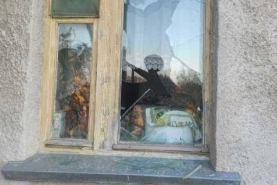 Голый пациент наркодиспансера в Пскове разбил окна в домах и машине - mk-pskov.ru - Псков