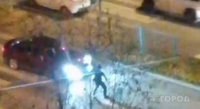 Пьяный парень едва не угодил под колеса легковушки, гуляя посередине дороги в Чебоксарах - pg21.ru - Чебоксары