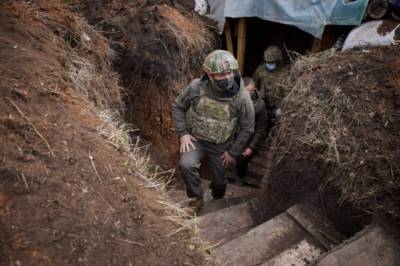 Владимир Зеленский - Зеленский посетил позиции украинских военных в Донбассе - aif.ru - Украина - Луганская обл. - Запорожская обл. - Мариуполь - Донецкая обл.
