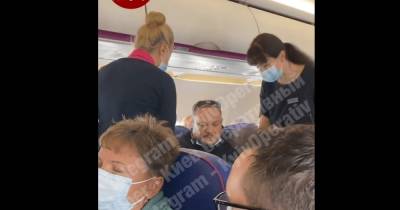 Wizz Air - "Я должен тут умереть?": пассажир самолета устроил скандал из-за защитной маски (видео) - focus.ua - Украина - Киев