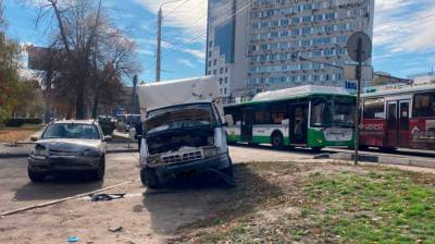 В центре Воронежа произошло массовое ДТП с автобусом №9ка - vestivrn.ru - Воронеж - Воронежская обл.
