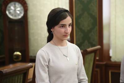 Владимир Путин - Жительница Ингушетии получила медаль от Путина - lenta.ru - Россия - респ. Ингушетия