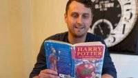 Гарри Поттер - Джоан Роулинг - Британец Гарри Поттер продал на аукционе свой экземпляр “Философского камня” - vlasti.net - Англия - Греция