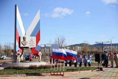 Новый памятник Героям России открыли перед комплексом «Мегаполис-Спорт» - chita.ru - Россия