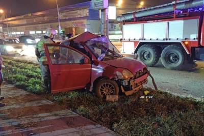 В Новосибирске погиб водитель «Тойота» после столкновения со столбом - novos.mk.ru - Новосибирск
