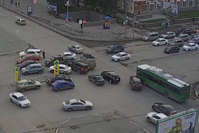 В центре Новосибирска водитель устроил массовое ДТП и скрылся - novos.mk.ru - Новосибирск