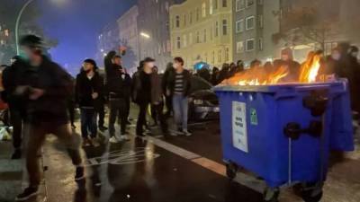 В Берлине «новые хиппи» устроили протест, поджигая мусорные баки - eadaily.com - Германия - Берлин