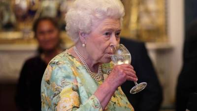 Елизавета II - королева Елизавета - Никакого мартини! Доктора 95-летней королевы Елизаветы запретили ей выпивать - newsland.com - Англия - Великобритания