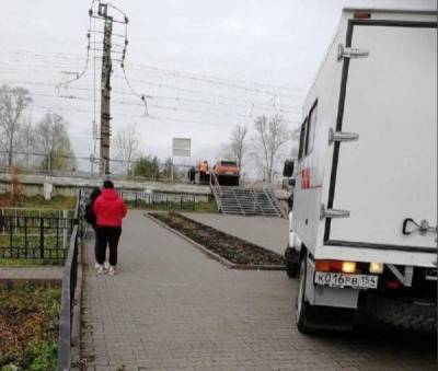 Водитель «Нивы» заехал на перрон и подрался с рабочими станции в селе под Новосибирском - sib.fm - Новосибирск - Новосибирская обл.