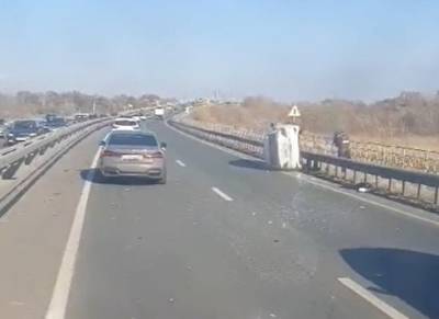 У Солотчинского моста опрокинулась легковушка, из-за ДТП образовалась пробка в 3 км - ya62.ru - Рязань