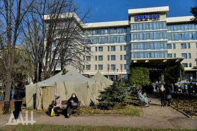 Возле офиса ОБСЕ в Донецке появился палаточный городок - mk.ru - Донецк - ЛНР