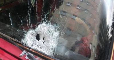 В Черновцах во время движения обстреляли автомобиль (ФОТО) - dsnews.ua - Украина - Ивано-Франковск - Черновицкая обл. - Черновцы