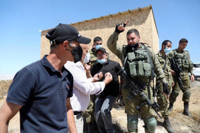 Солдата ЦАХАЛа засняли в толпе бесчинствующих поселенцев - news.israelinfo.co.il - Палестина