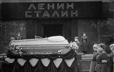 Иосиф Сталин - Никита Хрущев - Почему Хрущёв испугался хоронить Сталина на Новодевичьем кладбище - Русская семеркаРусская семерка - russian7.ru