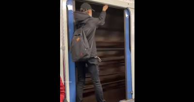 Россиянин проехался в вагоне метро с открытыми дверями и попал на видео - moslenta.ru - Москва