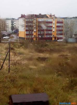 В Александровске-Сахалинском ветер обрушил сорванную кровлю на людей - sakhalin.info - Сахалинск