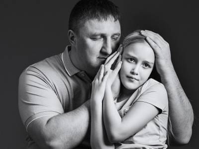 «Приняв, они остаются верными на всю жизнь»: в Челябинске папы особенных дочерей сыграли в спектакле и поучаствовали в фотосессии - u24.ru - Россия - Челябинск
