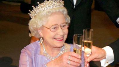 95-летняя королева Елизавета II приняла решение отказаться от алкоголя - enovosty.com