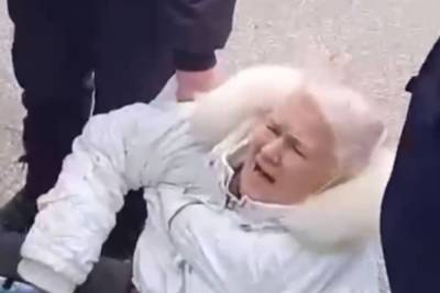 В Башкирии полицейские жестко задержали старушку, нарушившую самоизоляцию - mk.ru - Башкирия