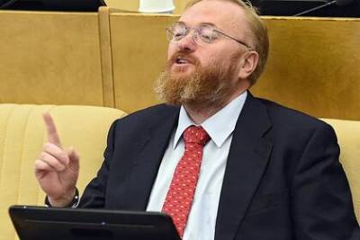 Виталий Милонов - В Госдуме предложили запретить незамужним россиянкам ездить в Турцию - lenta.ru - Москва - Турция - Кипр