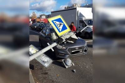 «Столбы в атаку пошли»: петербуржцы с юмором прокомментировали упавший на автомобиль светофор на проспекте Культуры - spb.mk.ru
