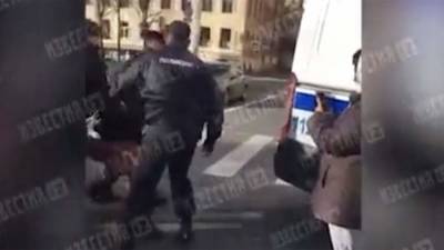 Солист Мариинки пожаловался на задержание из-за сходства c преступником - iz.ru - Израиль