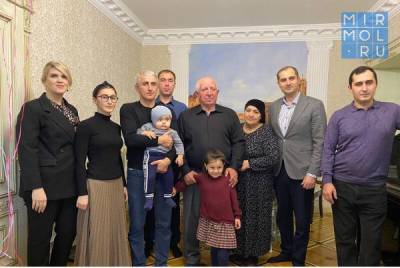 Председатель Совета отцов РД Заур Амиралиев посетил многодетного одинокого отца - mirmol.ru - респ. Дагестан