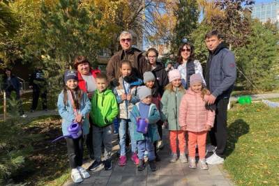 Алексей Логвиненко - В День отца Алексей Логвиненко вместе с дочерями высадил несколько деревьев - rostov.mk.ru - Краснодарский край - Ростов-На-Дону