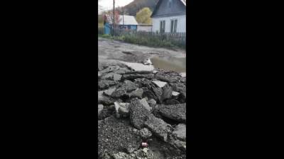 Озеро посреди Чехова ловит машины и не сдается коммунальщикам - sakhalin.info - Холмск