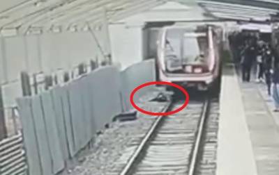 В метро Москвы мужчина прыгнул под поезд - korrespondent.net - Москва - Россия - Украина