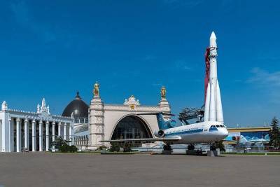 ВДНХ пригласила на экскурсии в самолет Як-42 - vm.ru - Россия