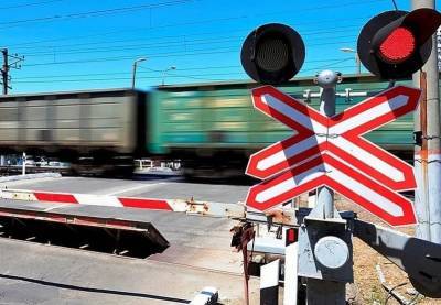 Двое пострадавших. Под Смоленском легковушка попала под поезд - rabochy-put.ru - Смоленск - Смоленская обл.