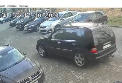 В Твери камеры наблюдения сняли, как пассажир «люксового» Mercedes украл во дворе дома канализационную решетку - afanasy.biz - Тверь - район Московский, Тверь