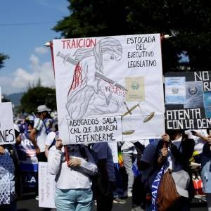 В Сальвадоре тысячи человек протестовали против биткоина и президента. Фото - reporter-ua.com