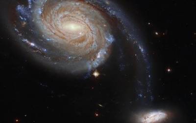 Hubble запечатлел "танец" двух галактик - korrespondent.net - Украина