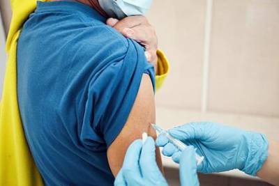 В российском регионе ввели обязательную вакцинацию от COVID-19 для части жителей - lenta.ru - Калужская обл. - Омская обл.