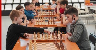 Школьники поздравили УГМК игрой в шахматы - profile.ru