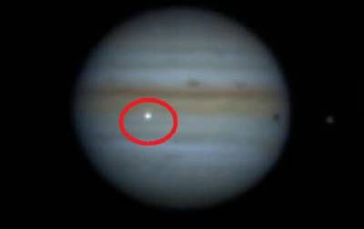 На Юпитере заметили вспышку от падения метеорита - korrespondent.net - Украина - Япония